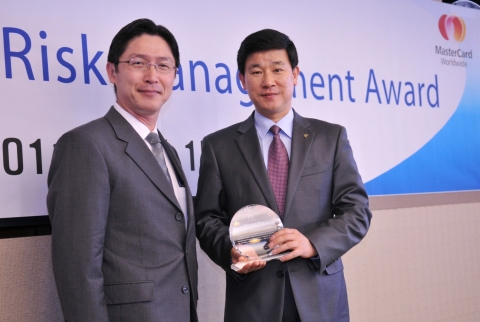 외환은행은 해외위조카드에 대한 국내부정사용 예방활동으로 고객 정보 불법도용에 의한 부정사용 사고예방 및 비자 회원사의 재무손실 감축에 기여한 공로를 인정받아, 마스타카드 월드와이드로부터“MasterCard Risk Management Award(카드사고 예방 및 관리 우수상)”를 수상하였다고 17일 밝혔다. 시상식 개최후 마스타카드 월드와이드 북아시아 총괄 아끼라 아라까와 부사장(왼쪽)과 외환은행 김성은 개인신용관리부장(오른쪽)이 기념촬영을 하고 있다.