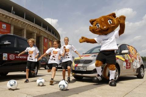 기아 마스코트 프렌드(Kia Mascot Friend)로 선발된 어린이들이 2011 FIFA 독일 여자 월드컵 마스코트인 ‘칼라 킥(Karla Kick)’과 기념촬영을 하고 있는 모습.