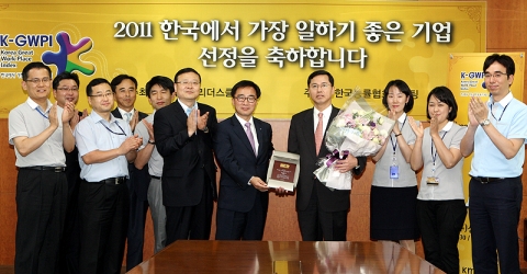 신한은행 임영진 전무(우측부터 네번째) 와 한국능률협회컨설팅 한수희 부사장(우측부터 다섯번째)이 '한국에서 가장 일하기 좋은 기업' 은행부문 1위 수상 인증식 후 기념 촬영 하는 모습.