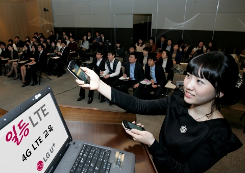 LG유플러스(부회장 이상철 / www.lguplus.com)가 7월 4G LTE 상용 서비스를 앞두고, 고객센터 상담사와 영업현장 판매사원을 대상으로 LTE 서비스 교육을 28일까지 진행한다. 사진은 17일 LG유플러스 상암사옥에서 열린 LTE 현장 교육 모습.