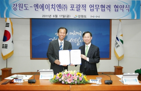 17일 오후 강원도청에서 포괄적 업무 협약(MOU)를 체결한 NHN 김상헌 대표(오른쪽)와 강원도 최문순 도지사(왼쪽)