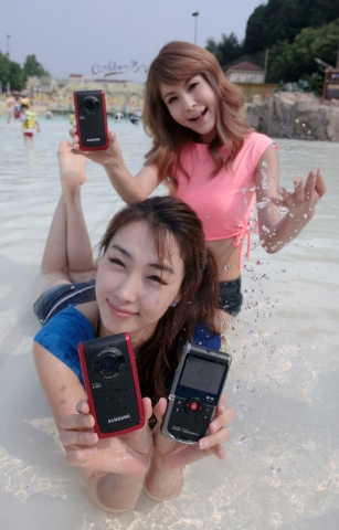 삼성전자 모델들이 캐리비안 베이에서 신제품 HMX-W200을 선보이고 있다.