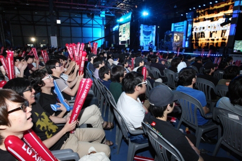 LG전자가 18일 강남구 대치동 소재 SETEC에서 개최한 '시네마3D 스타크래프트II 3D 스페셜 리그' 결승전을 관람객들이 시네마 3D로 시청하고 있다.