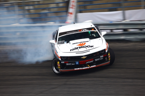 지난 18일 미국 뉴저지 월 스피드웨이에서 열린 2011 포뮬러 드리프트 4전에서 역주하고 있는 한국타이어 드리프트팀