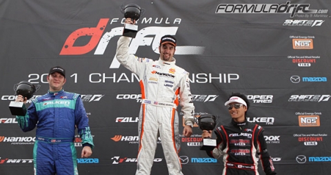 지난 18일 미국 뉴저지 월 스피드웨이에서 열린 2011 포뮬러 드리프트 4전에서 우승을 차지한 한국타이어 드리프트팀 드라이버 콘래드 그뤼네발트가 시상대에서 포즈를 취하고 있다