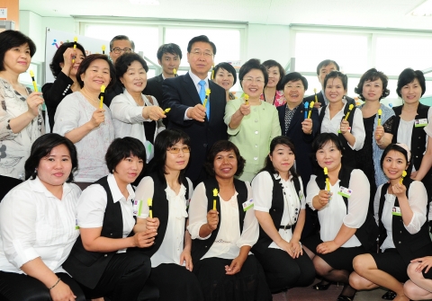 포스코와 여성가족부가 6월20일 마포구에 '다누리 콜센터'를 오픈했다. 전국다문화가족사업지원단이 운영하는 다누리 콜센터는 결혼이민자의 한국생활 적응을 돕기 위해 중국어, 베트남어 등 10개국 언어로 생활정보제공, 고충상담, 통역서비스 등을 제공한다. 사진은 행사 참석자들이 다누리 콜센터 전화 상담원들과 기념촬영을 하고 있는 모습 사진 두번째줄 왼쪽 3번째 부터 김양희 중앙대 명예교수(다문화가족포럼 공동대표), 정준양 포스코 회장(다문화가족포럼 공동대표), 백희영 여성가족부 장관, 김혜성 국회의원(미래희망연대)