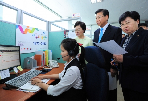 포스코와 여성가족부가 6월20일 마포구에 '다누리 콜센터'를 오픈했다. 전국다문화가족사업지원단이 운영하는 다누리 콜센터는 결혼이민자의 한국생활 적응을 돕기 위해 중국어, 베트남어 등 10개국 언어로 생활정보제공, 고충상담, 통역서비스 등을 제공한다. 사진은 다누리 콜센터 전화 상담원이 상담을 하고 있는 모습 사진 왼쪽 부터 백희영 여성가족부 장관, 정준양 포스코 회장(다문화가족포럼 공동대표), 김혜성 국회의원(미래희망연대)