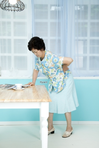 장마철 우산과 함께 꼭 챙겨야 할 부모님 관절점검