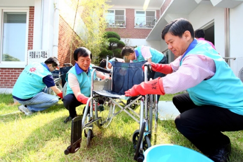 종합식품유통기업 신세계푸드(대표 정일채)가 6월 21일 경기도 파주시 정원종합복지원에서 우수 협력회사 대표를 비롯한 임직원 60여명이 참석한 가운데 협력회사와의 동반성장을 위한 상생협력방안 설명회를 갖고 실천을 다짐하는 봉사활동을 진행했다.