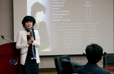 22일 충남발전연구원(원장 박진도)은 충남대 이진숙 교수를 초청, '색채로 만드는 경관이미지' 주제로 특강을 갖고 있다