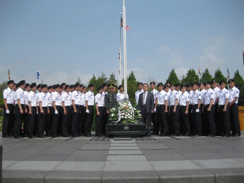 동명대 학군단, 1일 UN 기념공원 묘역 참배 헌화1