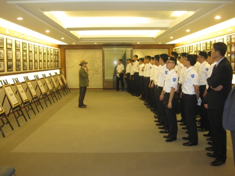 동명대 학군단, 1일 UN 기념공원 묘역 참배 헌화2