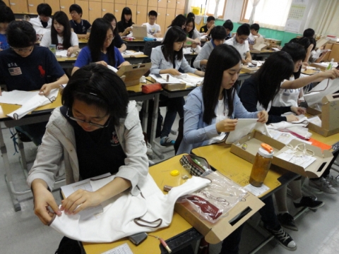 지난 4일, <미혼모아기에게 배냇저고리 보내기>캠페인에 참여하여 직접 배냇저고리를 만들고 있는 명덕외국어고등학교 독일어과 학생들