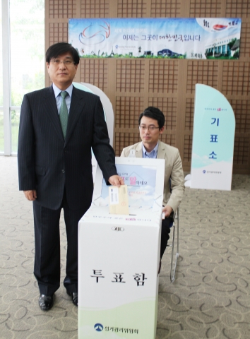 주 필리핀 이혜민 대사가 대사관 2층에 마련된 투표소에서 신성한 한표를 행사하고 있다.