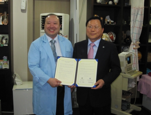 좌: 조성연원장,  우: 채정룡총장