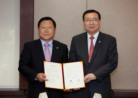 좌:군산대 채정룡 총장 / 우:고려대 김병철 총장