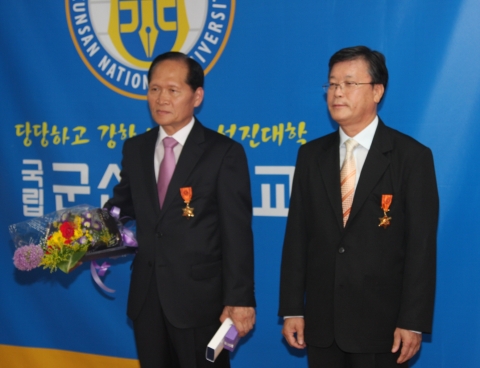 좌: 나종만  대대장 우:최인봉 서기관