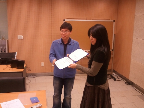 L사 우수수강생(Best Student) 시상식 장면