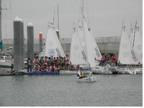 ▲ 화성 전곡항에서 경기씨그랜트사업단이 운영하는 소형 ‘딩기요트’(사진 왼쪽)와 ‘카약’(오른쪽) 강습 과정.