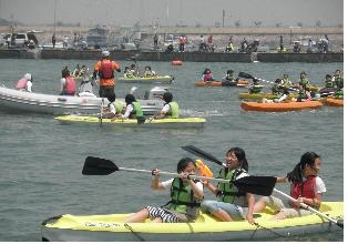▲ 화성 전곡항에서 경기씨그랜트사업단이 운영하는 소형 ‘딩기요트’(사진 왼쪽)와 ‘카약’(오른쪽) 강습 과정.