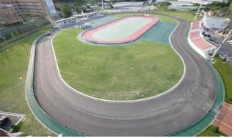 ▲ 안양 인라인롤러 경기장 전경(사진 왼쪽)과 선수들 경기 모습(오른쪽).