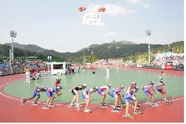 ▲ 안양 인라인롤러 경기장 전경(사진 왼쪽)과 선수들 경기 모습(오른쪽).