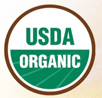 농무부의 검사를 통과한 유기농 제품에 부착되는 품질 보증마크입니다. 미국 농무부(USDA)에서는 2002년 10월 21일 이후 "유기농(organic)"으로 표시된 식품이 준수해야 하는 국가 표준을 제정하여 운영하고 있습니다. 유기 영농 방식으로 생산된 성분만으로 제조된 제품에 한하여 100% 유기농 이라고 이름 붙일 수 있습니다. 병충해, 잡초 그리고 질병 관리는 독성 및 잔류성 농약을 사용하지 않는 영농방법에 의해 이루어 집니다.