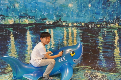앙산문화예술회관 전시실에 섳치된 고흐작&#039;론강의 별이 빛나는 밤"에서 상어와 물놀이를하는 장면
