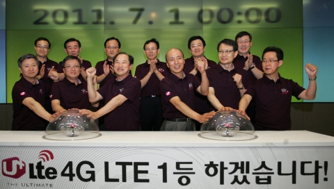 LG유플러스가 4G LTE 상용 전파를 쏘아 올리며 국내 통신사업자 최초로 본격적인 4G LTE 시대 개막을 알렸다.사진은 LG유플러스 네트워크 센터에서 이상철 부회장(왼쪽에서 세번째), 이정식 부사장, 강문석 부사장, 고현진부사장 등이 7월 1일 00시를 맞춰 LTE 전파를 쏘아 올리는 세레머니를 펼치고 있다.