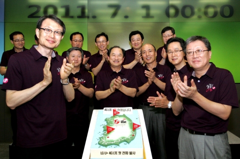 LG유플러스 네트워크 센터에서 이상철 부회장(왼쪽 세번째), 이정식 부사장, 강문석 부사장, 고현진 부사장 등이 서울, 부산, 광주지역에 4G LTE 서비스 기념 깃발을 꽂고 박수를 치고 있다.