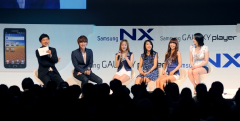 삼성전자 M스토리 콘서트에서 가수 케이윌과 걸그룹 씨스타의 인터뷰 모습.