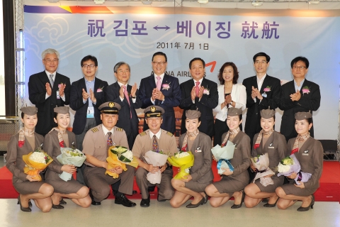 1일 김포국제공항 국제선청사 3층 출국장에서 열린 아시아나항공 김포-베이징 취항식에서 윤영두 아시아나항공 사장(뒷열 좌측 네번째)이 김근수 서울지방항공청 안전운항국장(뒷열 좌측 다섯번째), 안광엽 한국공항공사 서울본부장(뒷열 좌측 세번째) 및 내외 귀빈들과 함께 기념촬영을 하고 있다.