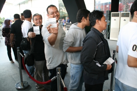 대기번호표를 받고 갤럭시탭 10.1 판매를 기다리고 있는 인도네시아 소비자들