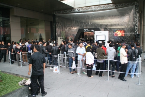 갤럭시탭 10.1을 구매하려는 인도네시아 소비자들의 대기 행렬