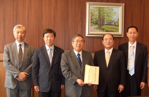 일본 도호쿠대 한국총동창회 전병태 회장(오른쪽 두번째)이 대지진 피해를 입은 일본 미야기현(宮城)센다이(仙台)시 도호쿠(東北)대를 방문해 이노우에 아키히사 도호쿠대 총장(가운데)에게 지진 피해 돕기 성금을 전달하고 있다.