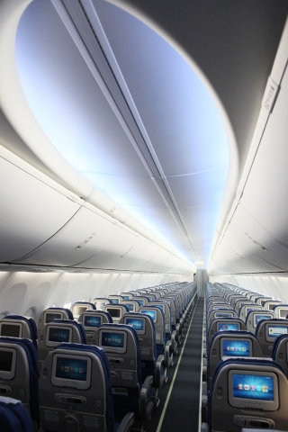 “근거리 여행도 명품 항공기로 타세요” 대한항공은 7월 5일 오전 일반석 좌석에도 최신 주문형오디오비디오(AVOD) 시스템을 갖춘 중단거리용 B737-900ER  '보잉스카이인테리어(Boeing Sky Interior)' 차세대 여객기를 공개했다. 이 항공기는 승객 편의와 안락성을 대폭 향상시키기 위해 항공기 내부의 벽면/창문/ 수하물 수납공간 등을 현대적으로 디자인한 차세대 여객기로, 국내선 투입에 이어 7월 중 동남아/중국 등 중단거리 국제선에 집중 투입할 예정이다.