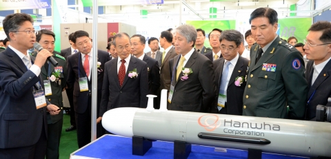 지난 7월 5일 대전컨벤션센터에서 열린 '2011첨단 국방 산업전'에 참석한 귀빈들이 (주)한화의 자율무인잠수정에 관심을 보이고 있다.