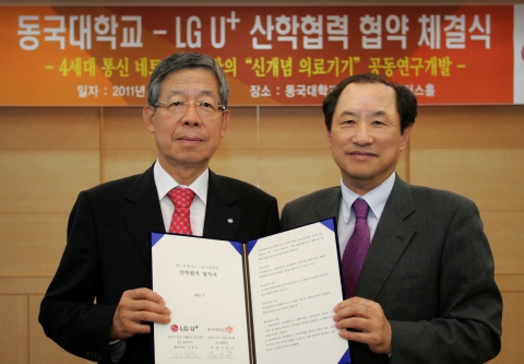 LG유플러스(부회장 이상철 / www.lguplus.com)는 동국대학교(총장 김희옥 /www.dongguk.edu) 와 4세대 통신 네트워크 기반의 U-헬스(Ubiquitous-health) 사업 공동 추진을 위한 사업협약을 체결했다. LG유플러스 이상철 부회장(오른쪽)과 동국대학교 김희옥 총장(왼쪽)이 서울 중구에 위치한 동국대학교 본관 회의실에서 U-헬스 사업 공동 추진 협약을 체결하고 포즈를 취하고 있다.