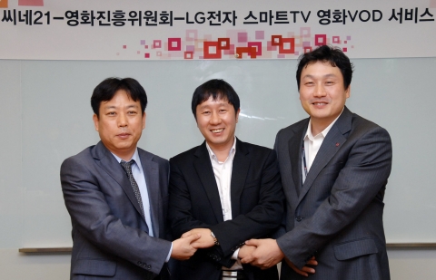 LG전자 서영재 스마트TV팀장과 씨네21 김상윤 대표이사, 영화진흥위원회 김의석 위원장  (사진 오른쪽부터)이 5일 서울 여의도동 소재 LG트윈타워 에서 ‘LG전자?씨네21?영화진흥위원회  3자 제휴 협약’을 체결했다.