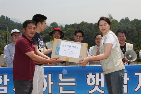 이날 행사에 참여한 조현아 대한항공 객실승무본부장(오른쪽)이 강서구 장애시설 관계자에게 수확한 감자 상자를 전달하고 있는 모습.