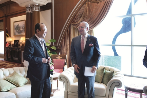 한화그룹 김승연 회장(사진 왼쪽)이 7월 6일(수) 오후, 쿠알라룸프르에서 나지브 라자크 말레이시아 총리를 예방해, 태양광 생산공장 투자,보험업 신규진출,호텔 리조트,방위산업 등을 중심으로 말레이시아 진출을 위한 투자에 대해 환담하고 반갑게 인사를 나누고 있다.