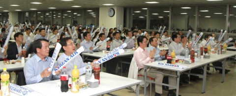 대한항공 임직원들이 평창 동계올림픽 유치를 응원하고 있다.