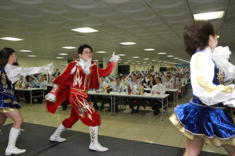 대한항공 임직원들이 평창 동계올림픽 유치를 기원하는 응원단의 댄스에 박수를 치며 환호하고 있다.