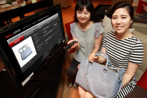 KT는 국내 업계 최초로 IPTV를 통해 인터넷 쇼핑몰처럼 누구나 물건을 사고 팔 수 있는 서비스인 ‘올레TV 오픈마켓’을 출시했다고 7일 밝혔다.