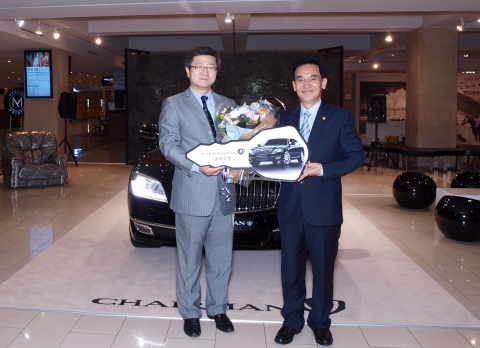 쌍용자동차가 7일(목) 예술의 전당 비타민 스테이션에 마련된 「뉴체어맨 W」 명품 갤러리관에서 「뉴체어맨 W」 1호차 전달식을 갖고 판매를 시작했다. 사진은 쌍용자동차 국내영업본부