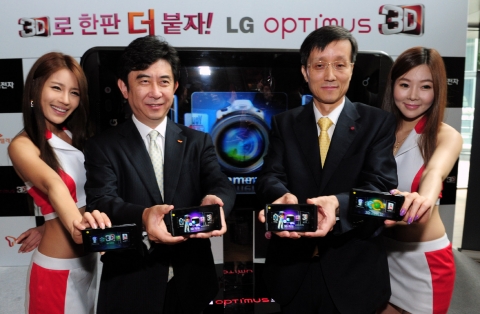 7일 오전 CGV영등포 스타리움에서 LG전자 박종석 MC사업본부장(오른쪽), SK텔레콤 서진우 플랫폼 사장(왼쪽)이 진정한 3D스마트폰 ‘옵티머스 3D’를 소개하고 있다.