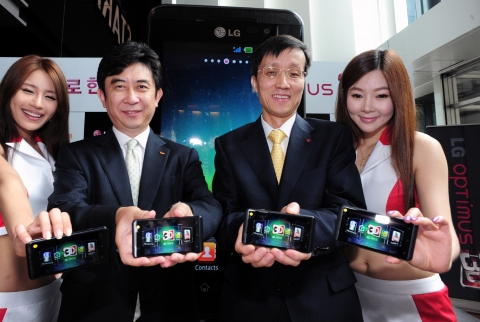 7일 오전 CGV영등포 스타리움에서 LG전자 박종석 MC사업본부장(오른쪽), SK텔레콤 서진우 플랫폼 사장(왼쪽)이 진정한 3D스마트폰 ‘옵티머스 3D’를 소개하고 있다.