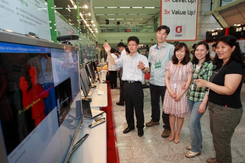 음성,문자,모션과 터치를 이용하여 컴퓨터를 제어하는 UI/UX개선 기술을 이용하여 서비스를 직원들이 이용하고 있는 모습