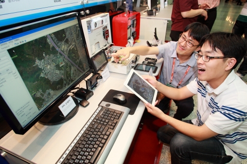 KT파워텔에서는 GPS기반 위치정보를 TRS망을 이용차량의 이동 정보를 파악하는 솔루션을 선보였다. 사진은 물류 유통기업의 위치관제 시스템을 체험하고 있는 모습