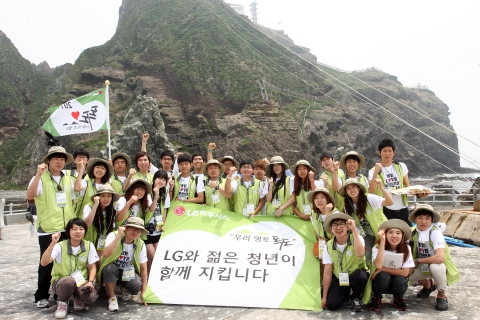 LG하우시스가 개최한 &#039;독도사랑 청년캠프&#039; 참가 대학생들이 독도에서 기념촬영을 하고 있다.